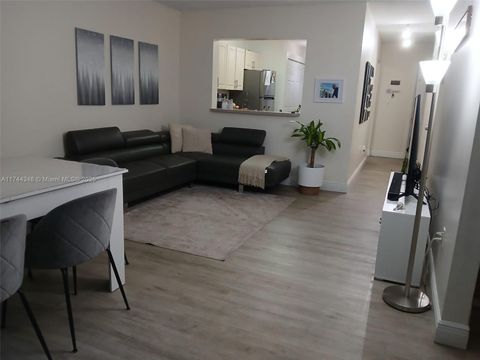 227 E Palm Cir 227 Pembroke Pines FL 33025