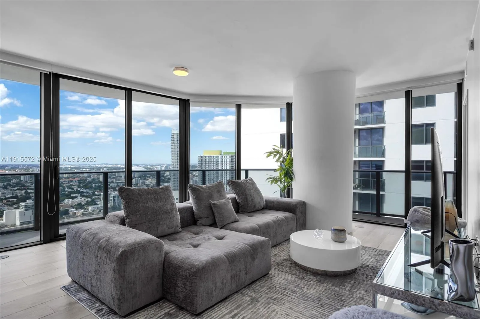 Miami, Florida 33130, United States, 2 Bedrooms Bedrooms, ,2 BathroomsBathrooms,Residential,Active,245264