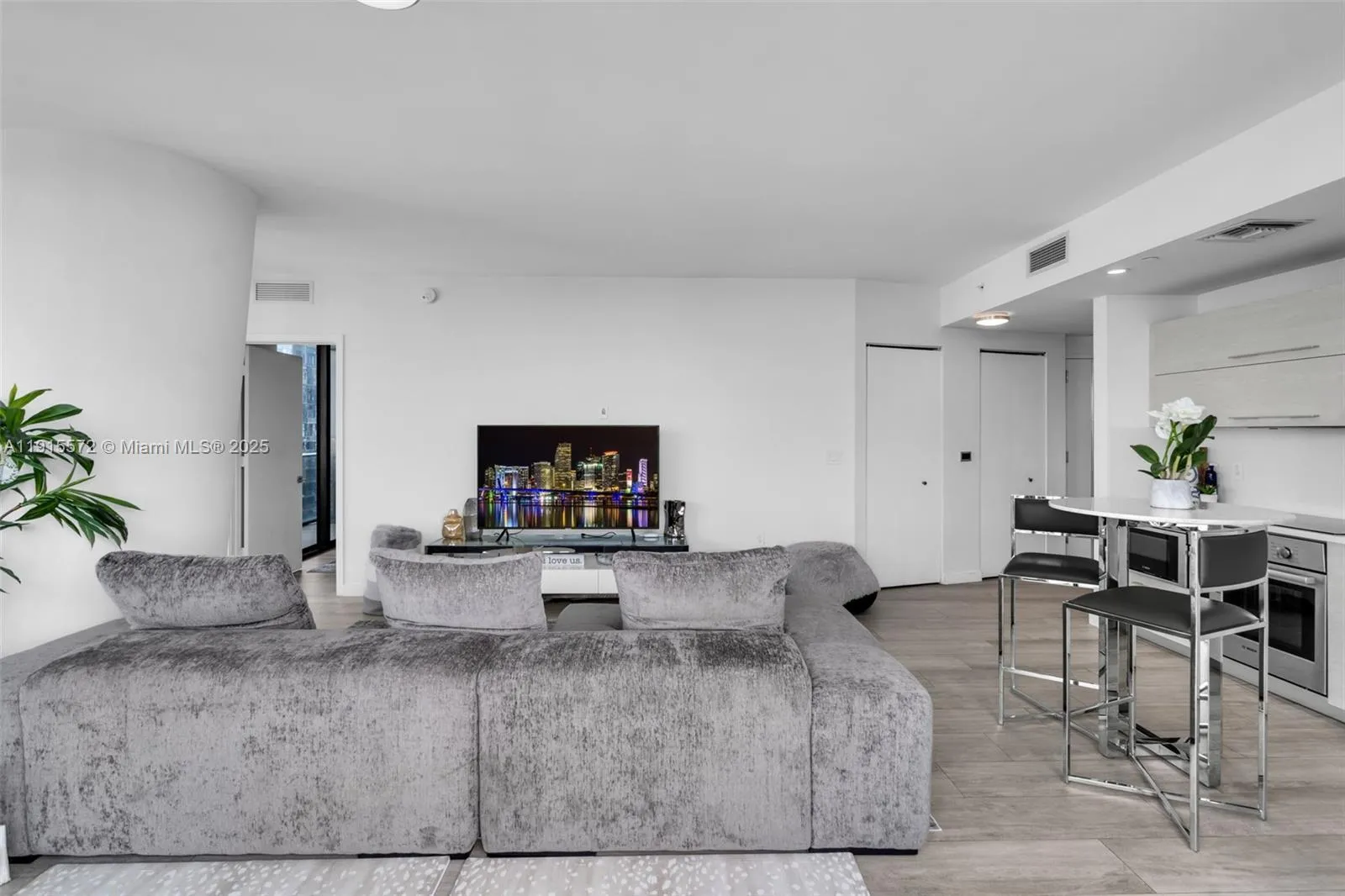 Miami, Florida 33130, United States, 2 Bedrooms Bedrooms, ,2 BathroomsBathrooms,Residential,Active,245264