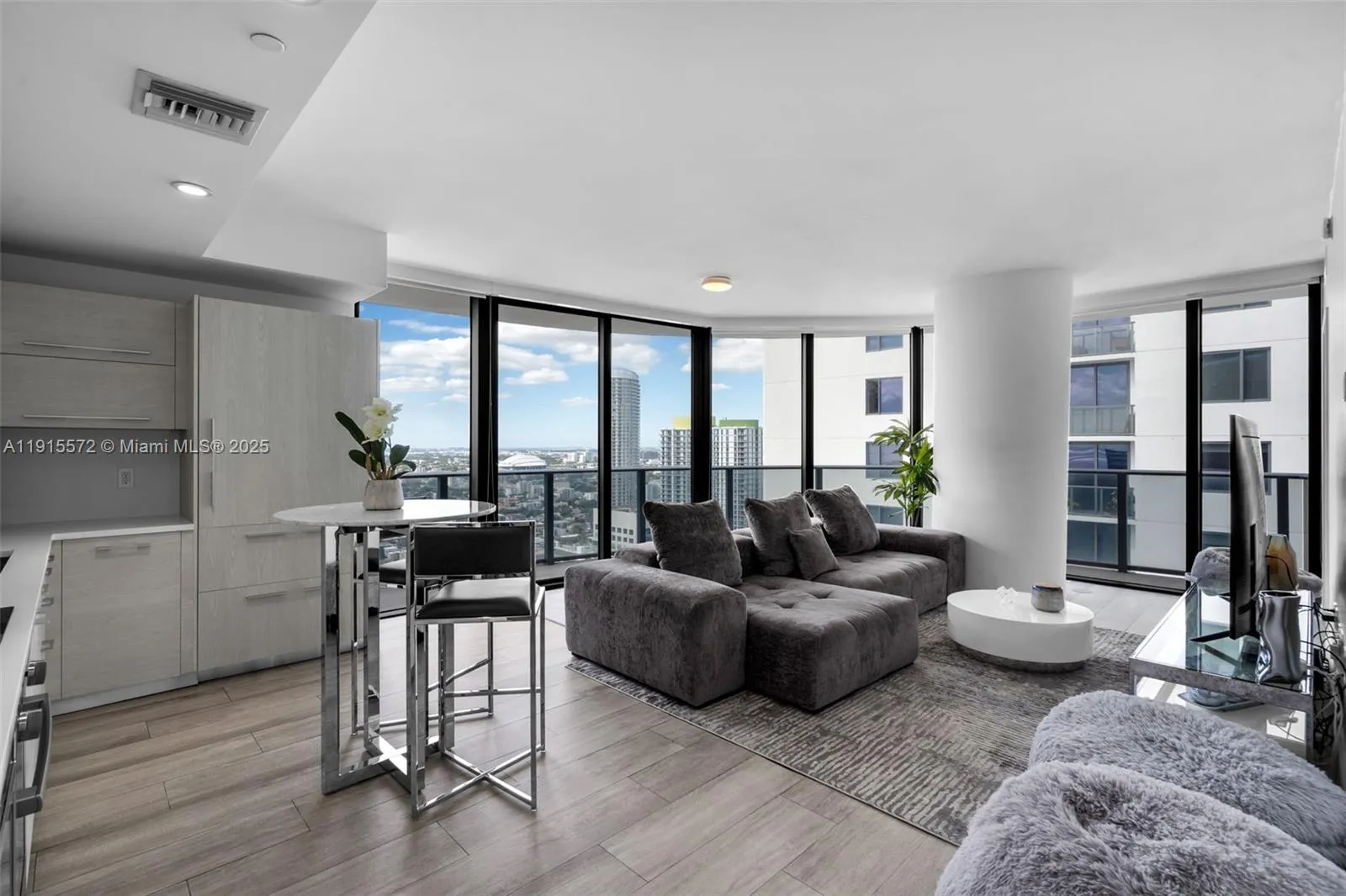 Miami, Florida 33130, United States, 2 Bedrooms Bedrooms, ,2 BathroomsBathrooms,Residential,Active,245264