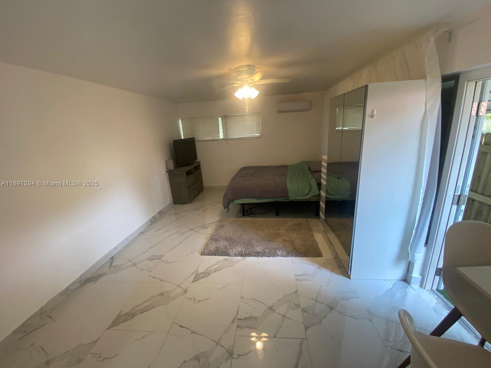 HOLLYWOOD LITTLE RANCHES - Residential Lease
