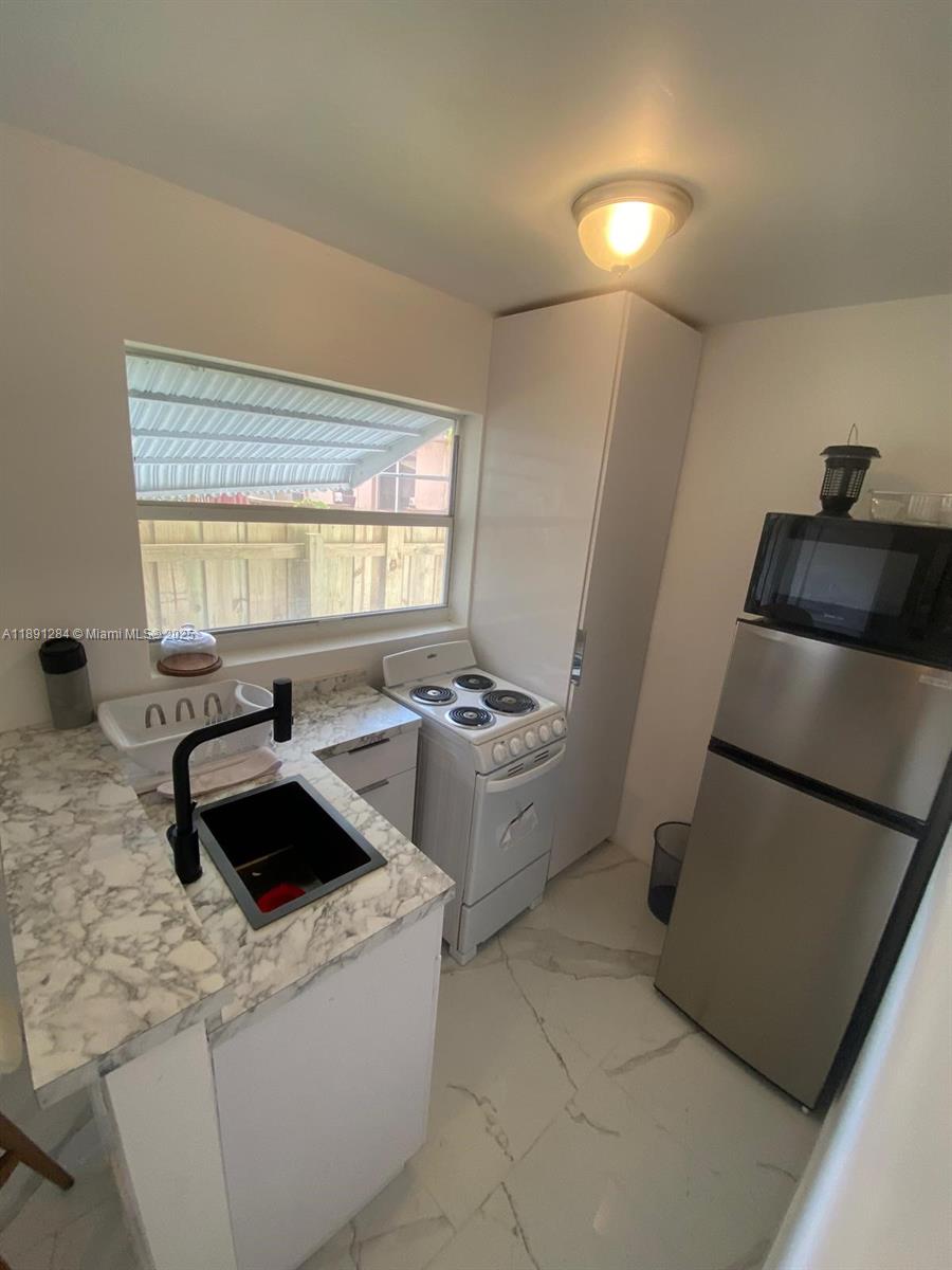 HOLLYWOOD LITTLE RANCHES - Residential Lease