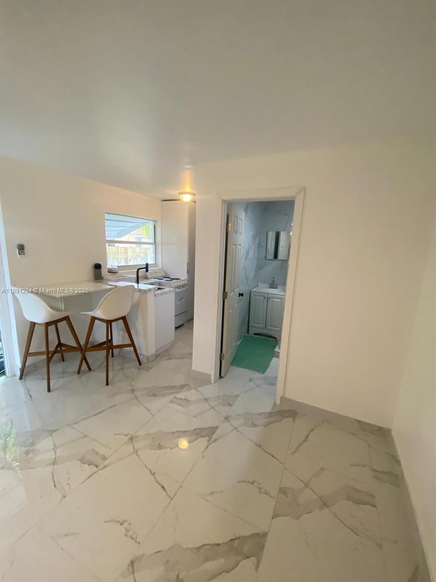HOLLYWOOD LITTLE RANCHES - Residential Lease
