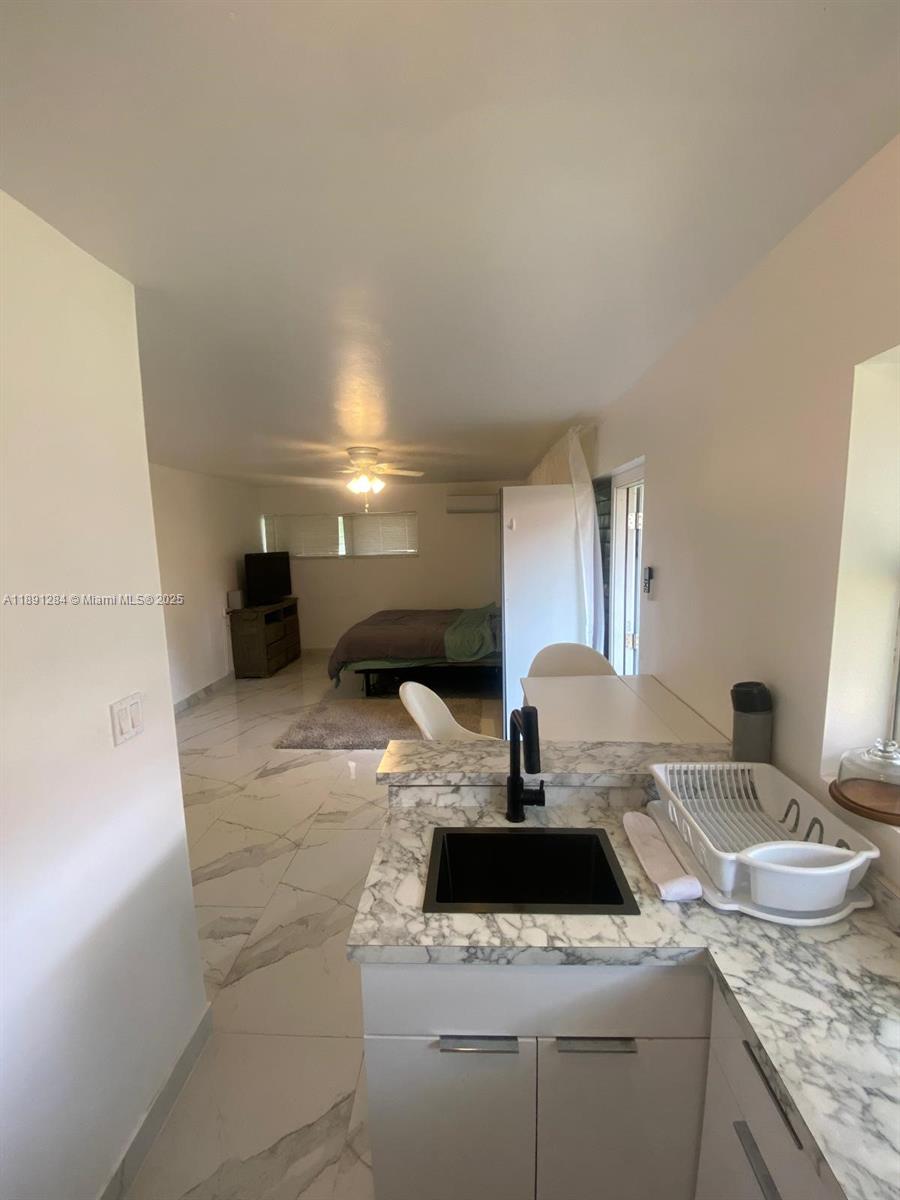HOLLYWOOD LITTLE RANCHES - Residential Lease
