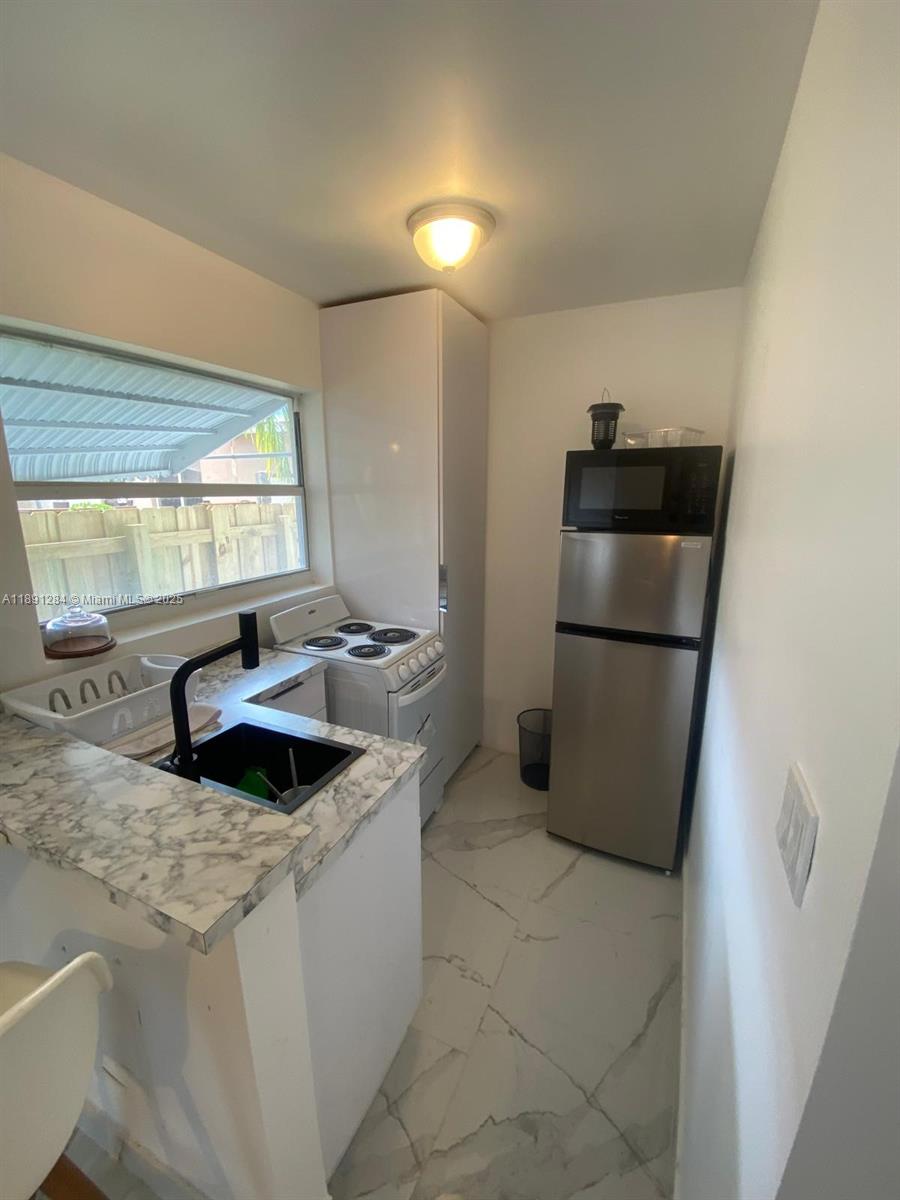 HOLLYWOOD LITTLE RANCHES - Residential Lease