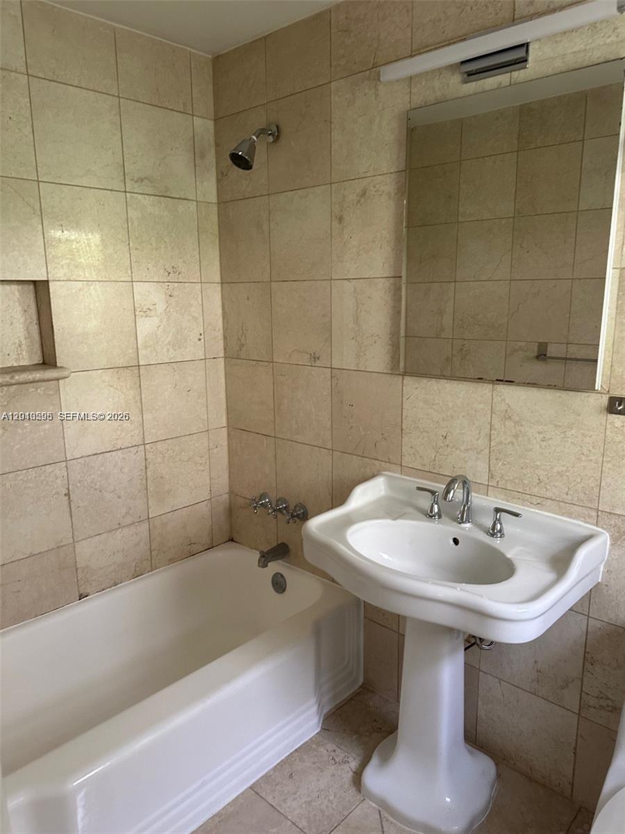 VILLAS OF PARK DRIVE COND - Residential Lease