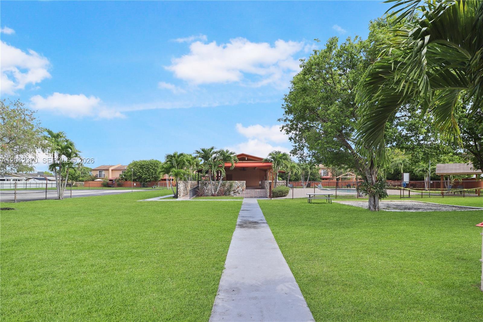 THE COURTS OF BIRDWOOD CO - Residential
