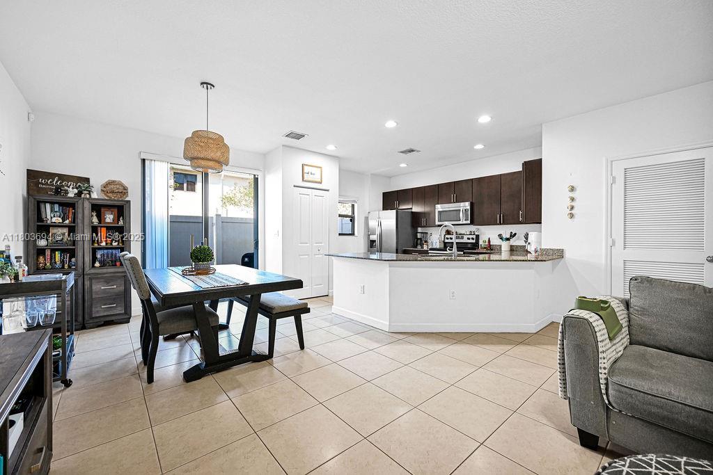 CHAMPION LAKES - Residential