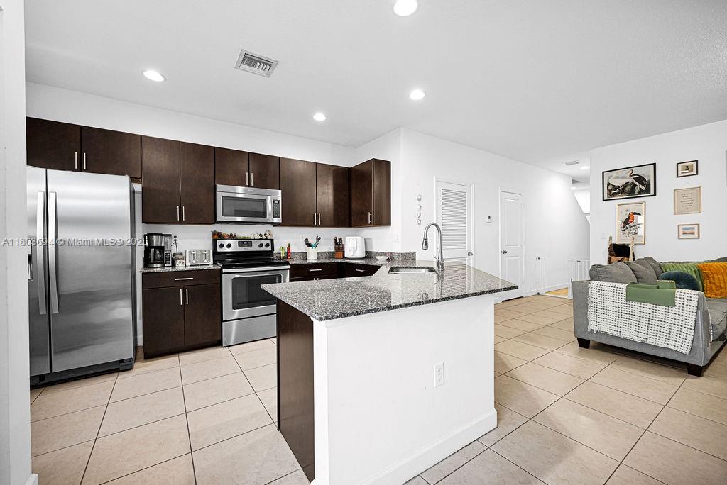 CHAMPION LAKES - Residential