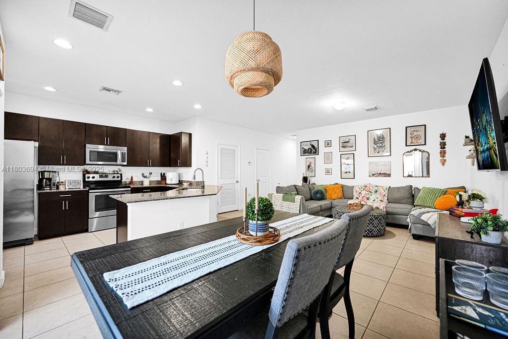 CHAMPION LAKES - Residential