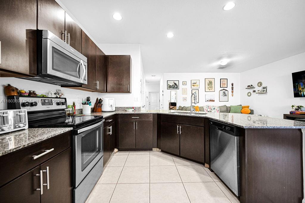 CHAMPION LAKES - Residential