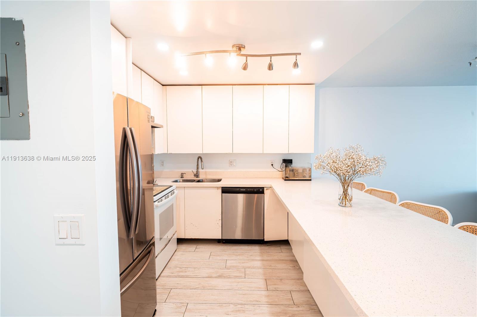 IMPERIAL TOWERS CONDO - Residential