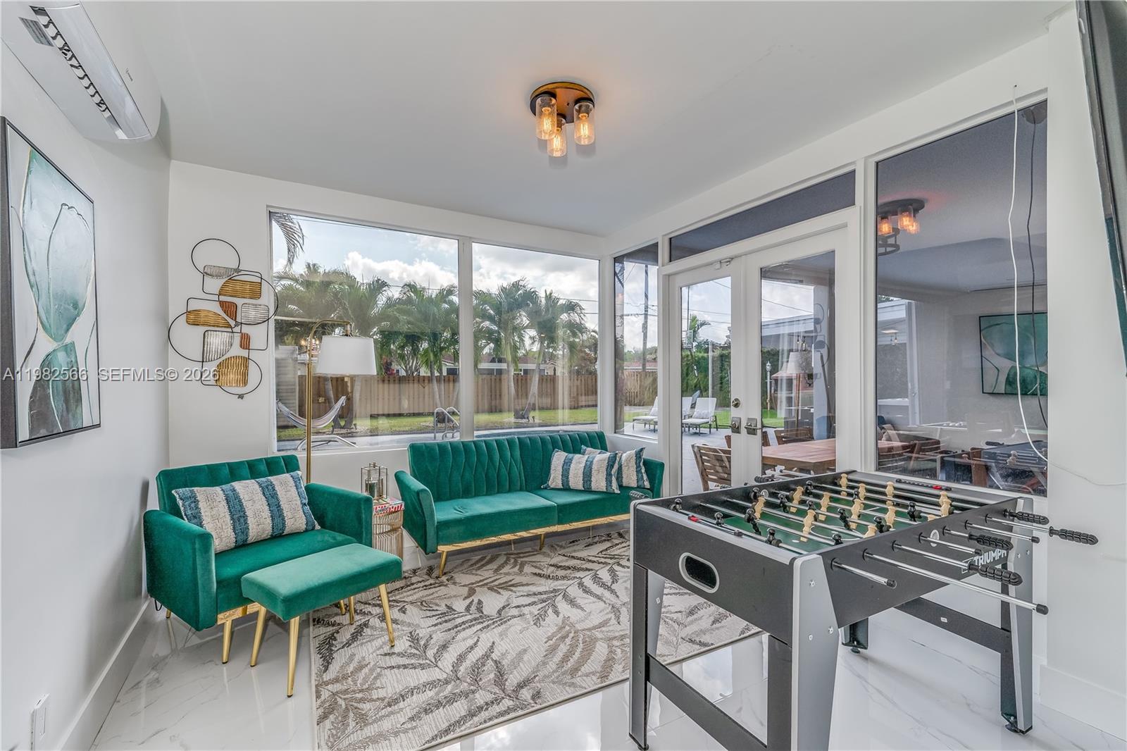 HOLLYWOOD HILLS - Residential