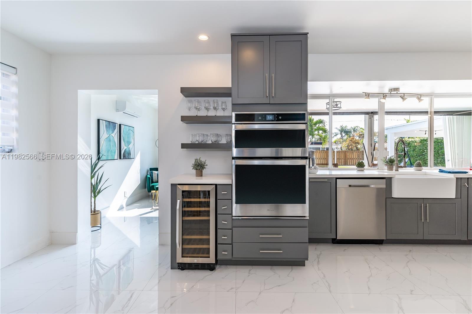 HOLLYWOOD HILLS - Residential