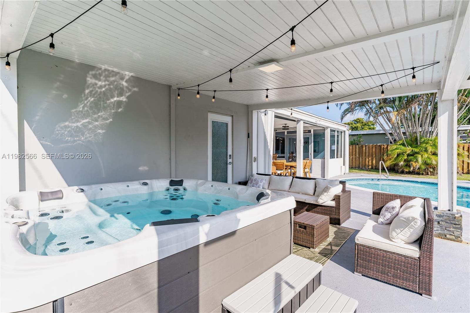 HOLLYWOOD HILLS - Residential