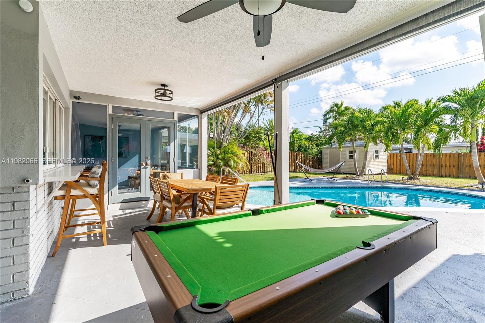 HOLLYWOOD HILLS - Residential