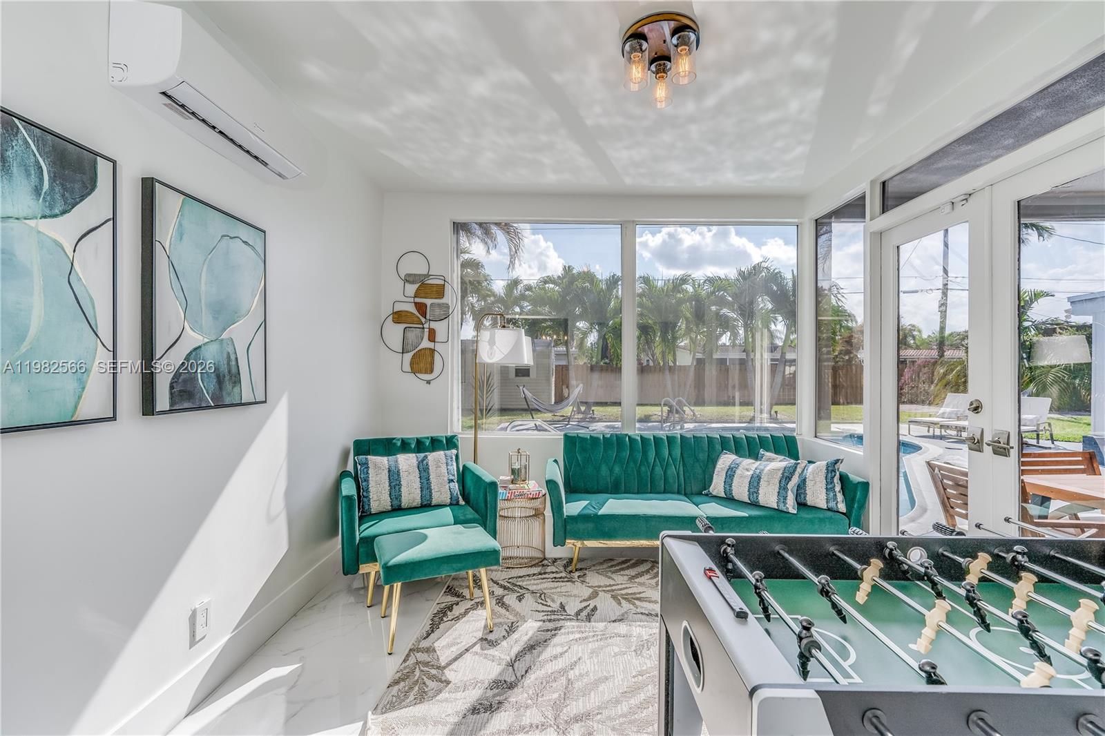 HOLLYWOOD HILLS - Residential