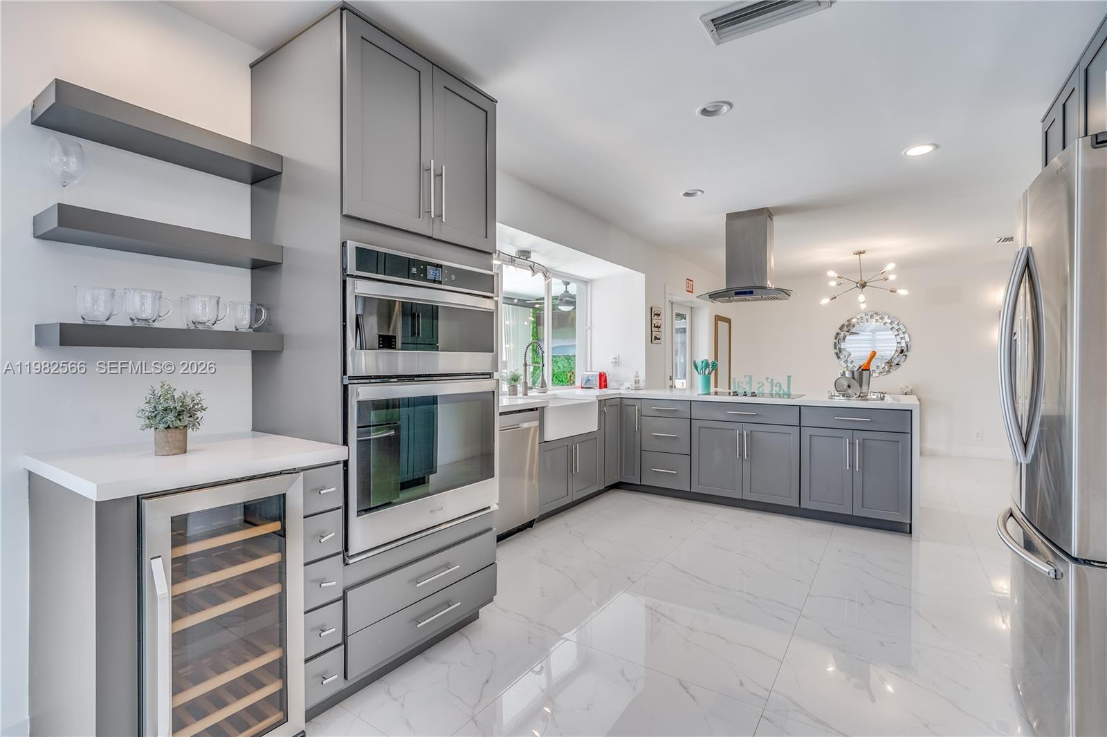 HOLLYWOOD HILLS - Residential