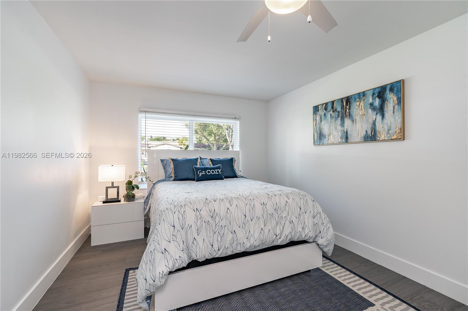 HOLLYWOOD HILLS - Residential