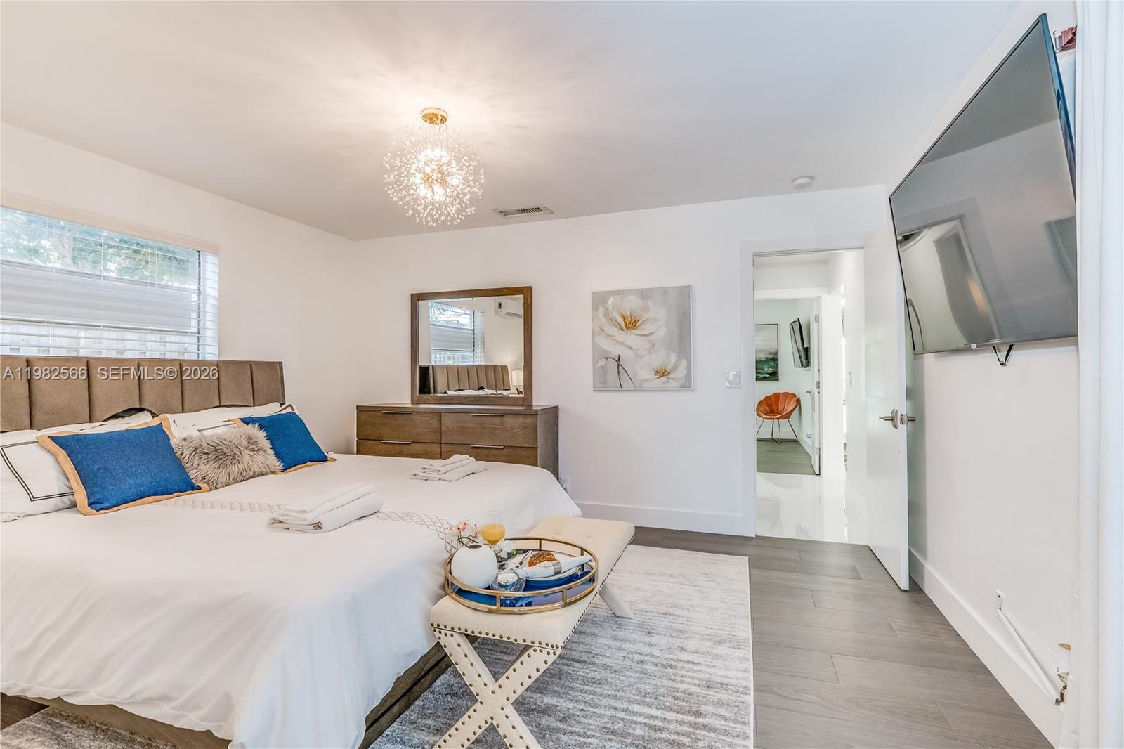 HOLLYWOOD HILLS - Residential