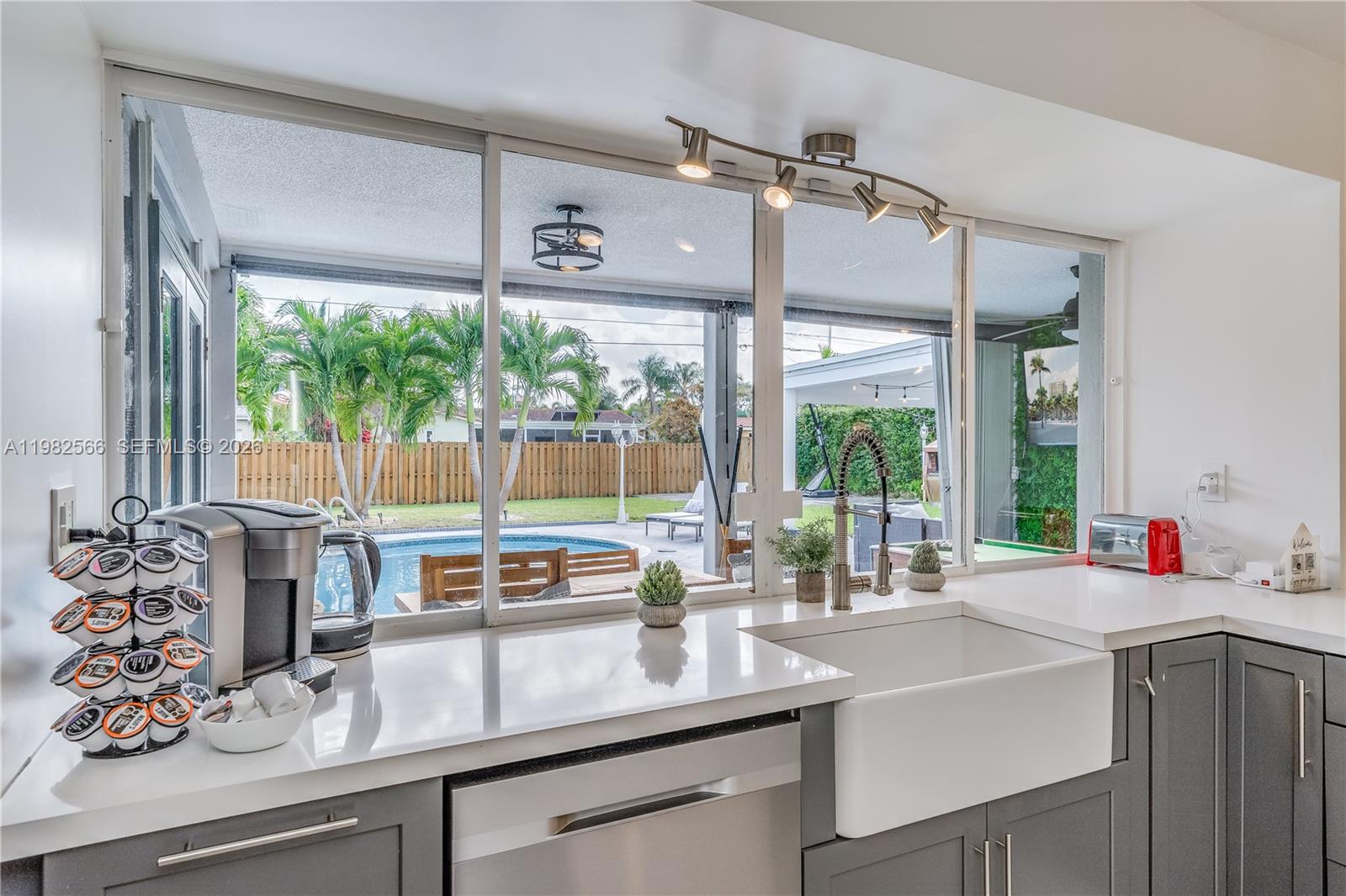 HOLLYWOOD HILLS - Residential