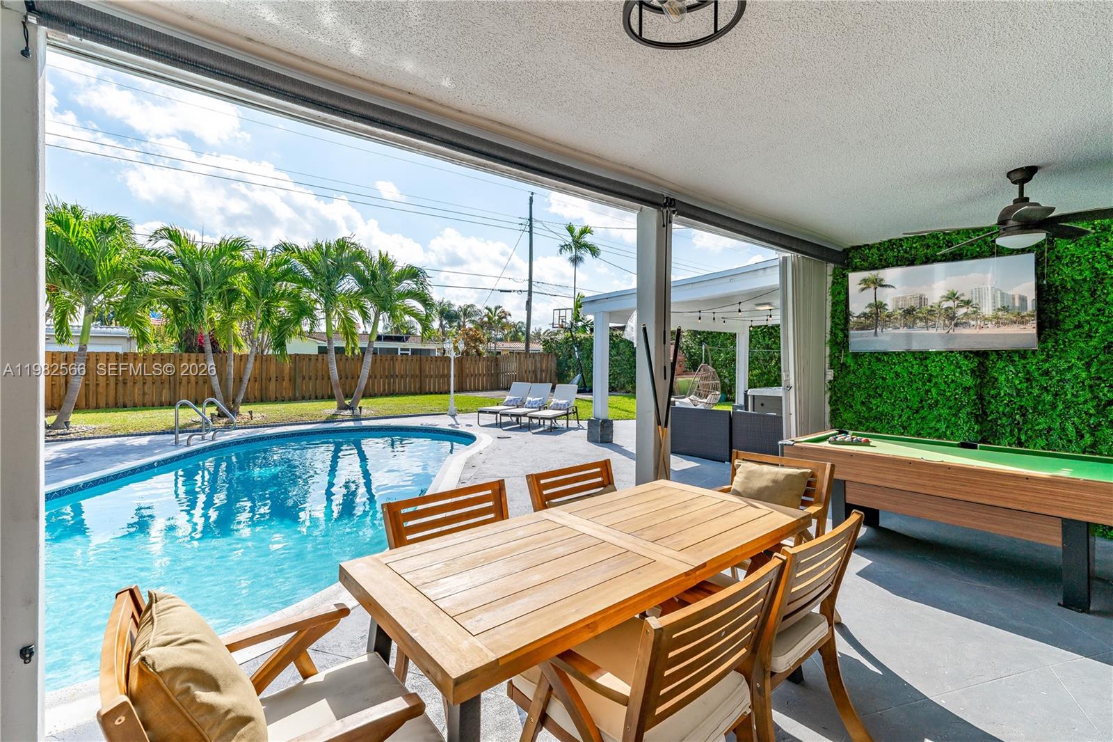 HOLLYWOOD HILLS - Residential