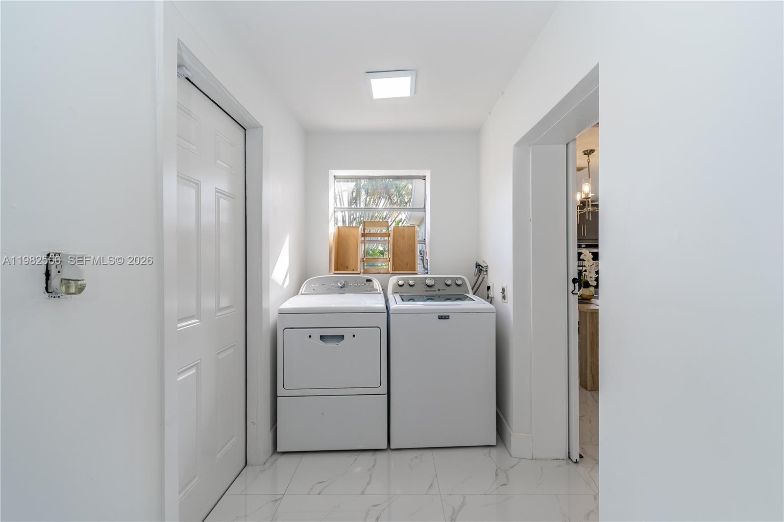 HOLLYWOOD HILLS - Residential