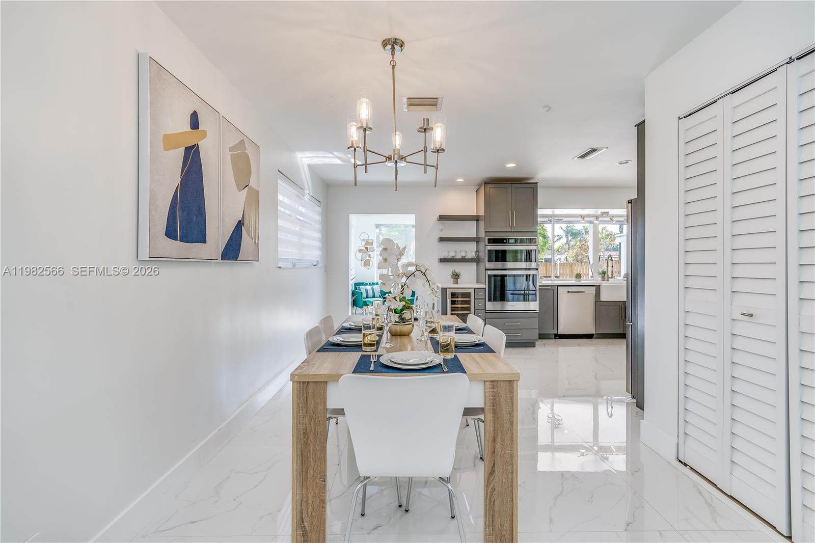 HOLLYWOOD HILLS - Residential