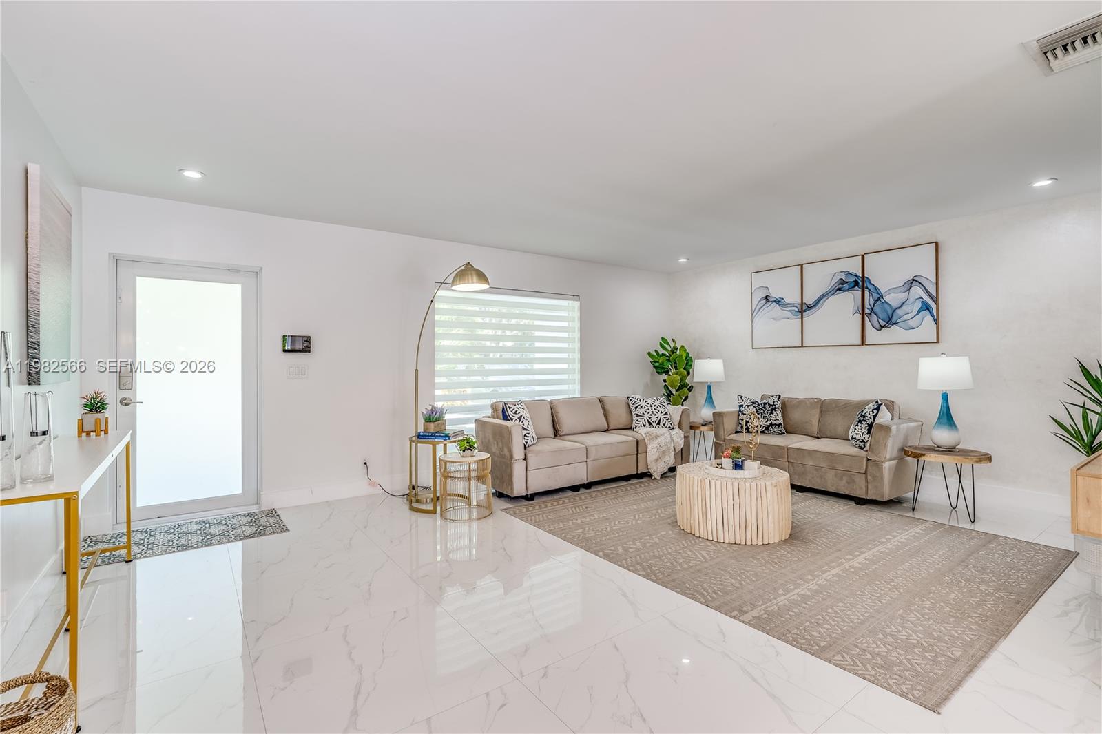 HOLLYWOOD HILLS - Residential