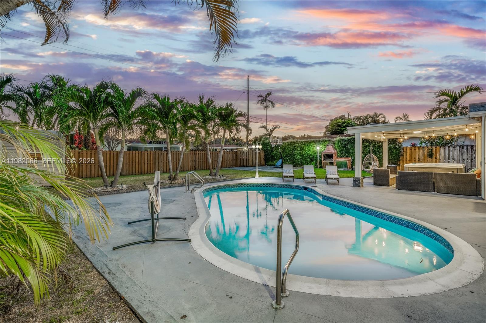 HOLLYWOOD HILLS - Residential