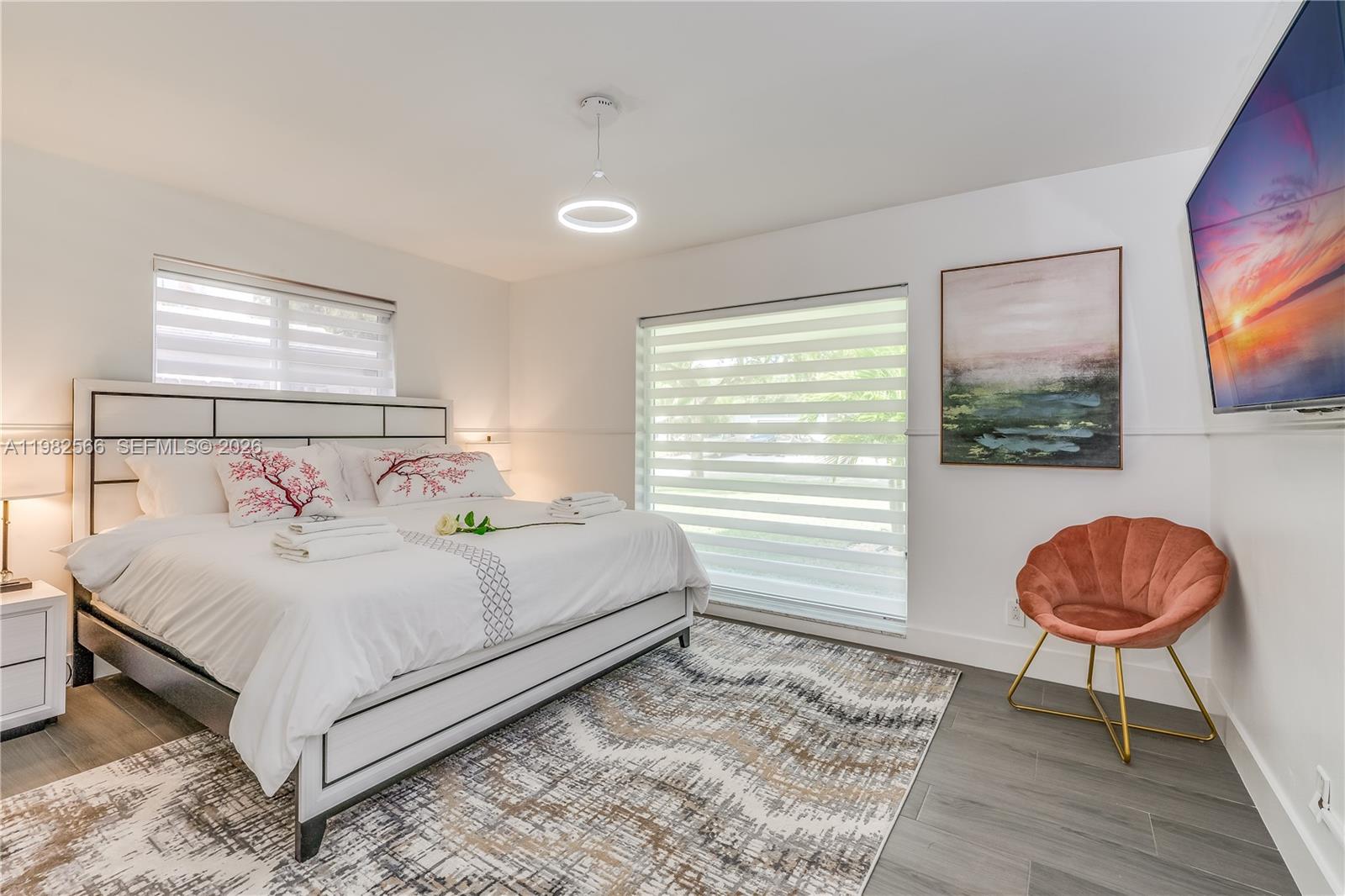 HOLLYWOOD HILLS - Residential