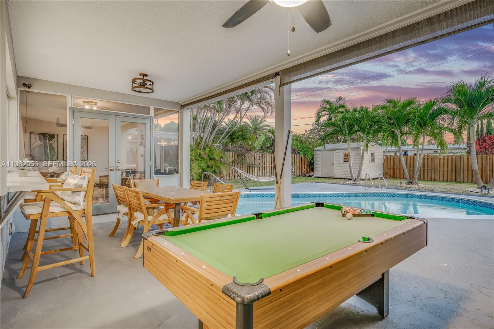 HOLLYWOOD HILLS - Residential