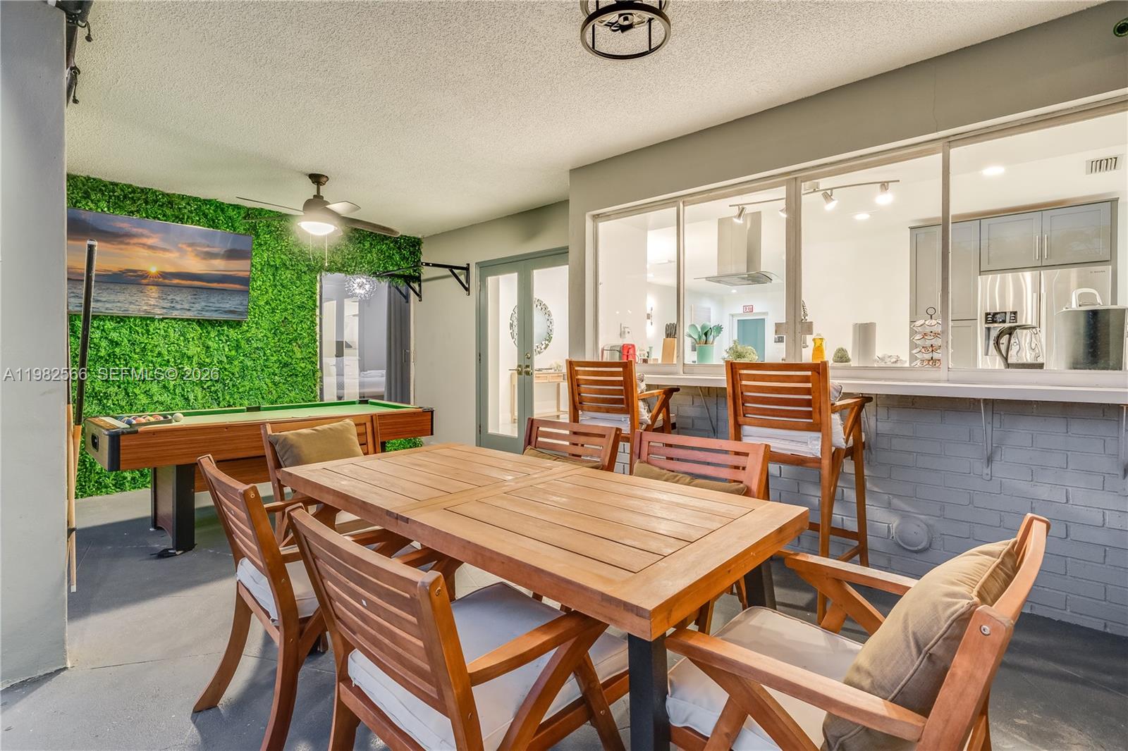 HOLLYWOOD HILLS - Residential