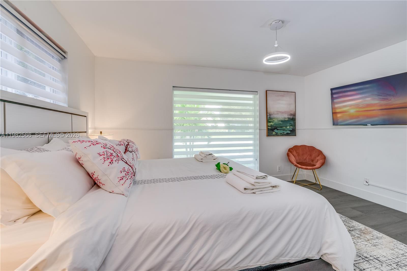 HOLLYWOOD HILLS - Residential