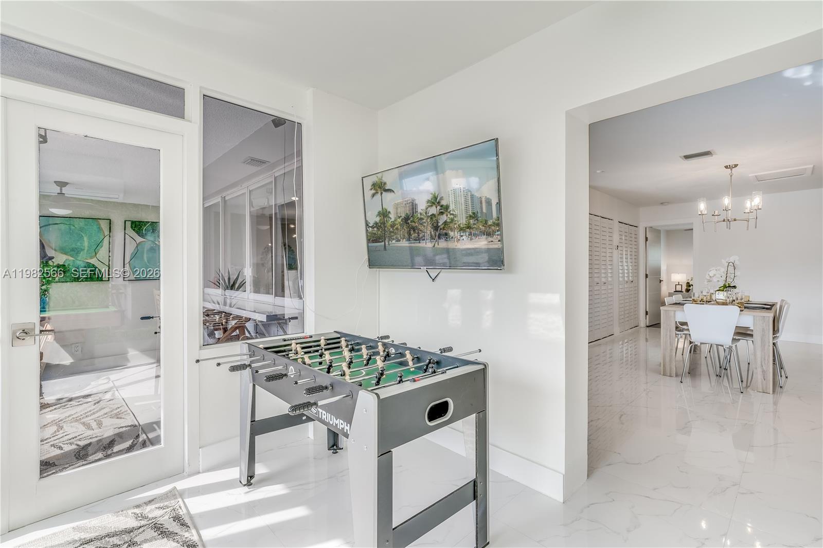 HOLLYWOOD HILLS - Residential