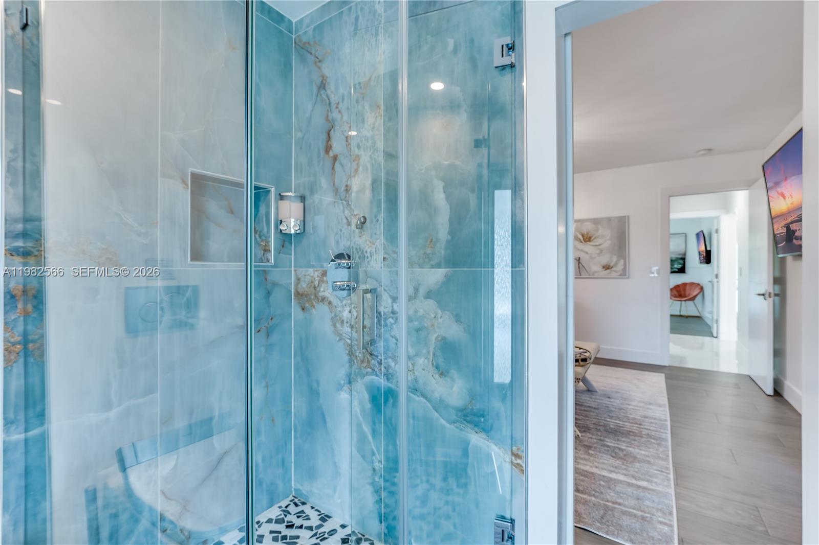 HOLLYWOOD HILLS - Residential