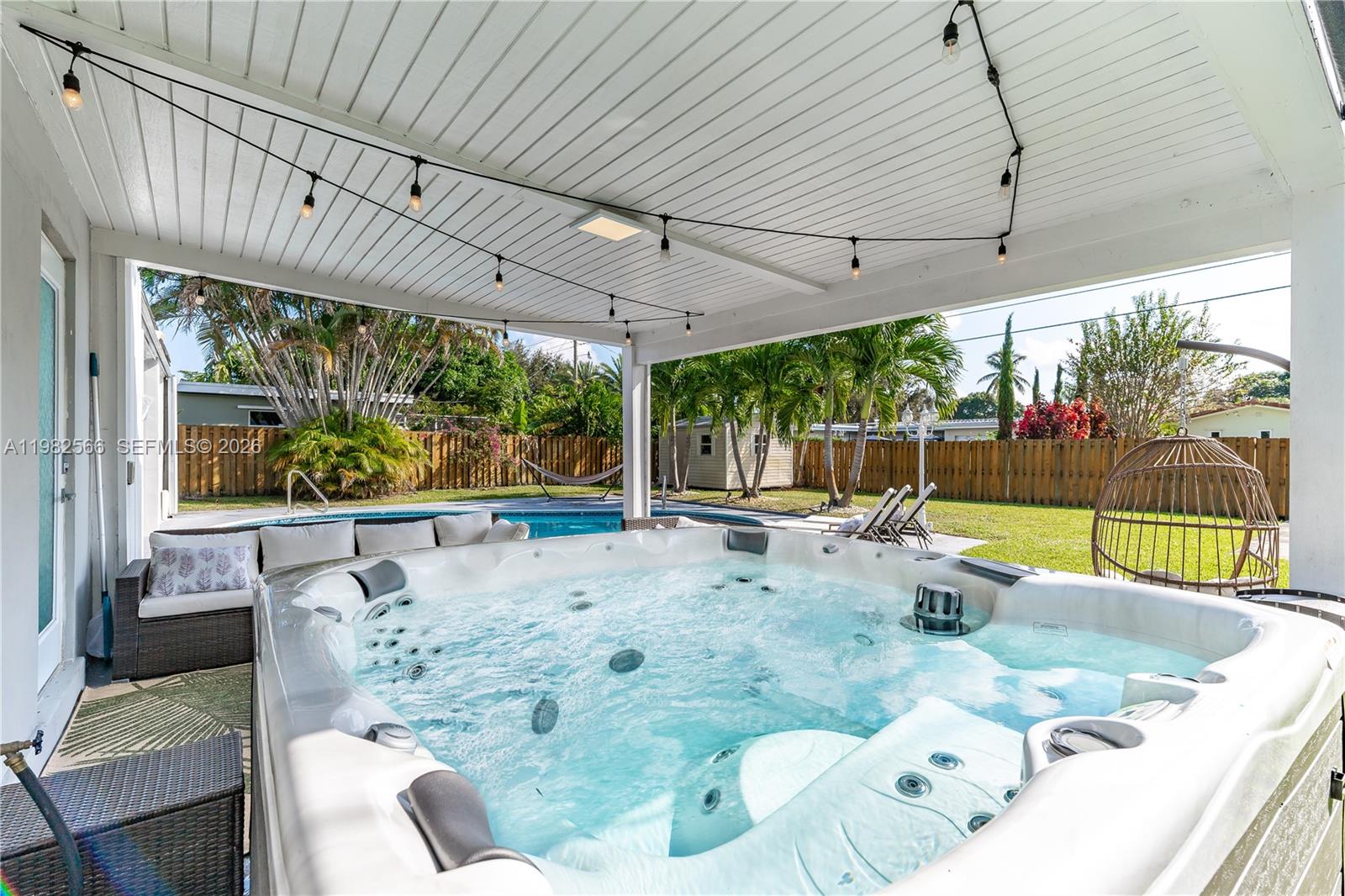 HOLLYWOOD HILLS - Residential