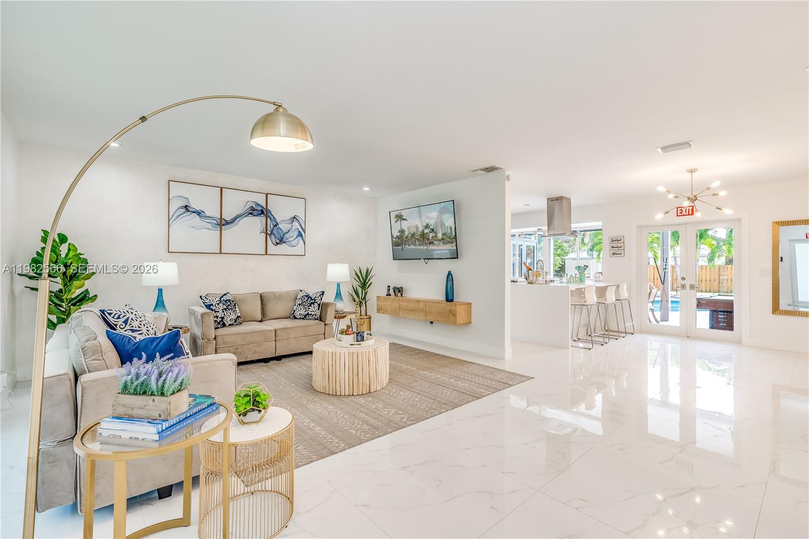 HOLLYWOOD HILLS - Residential