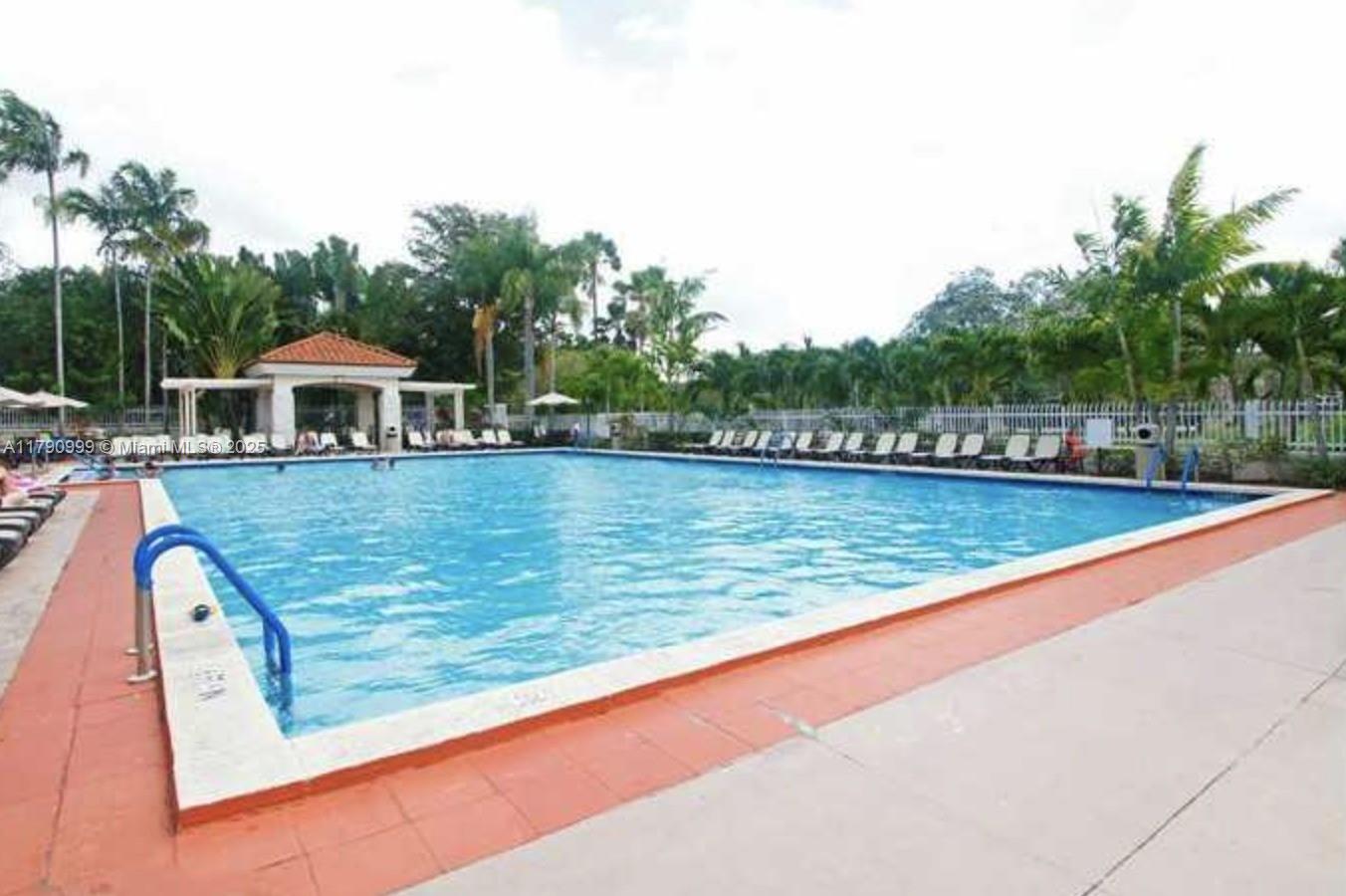 DORAL HOUSE CONDO NO 3 - Residential