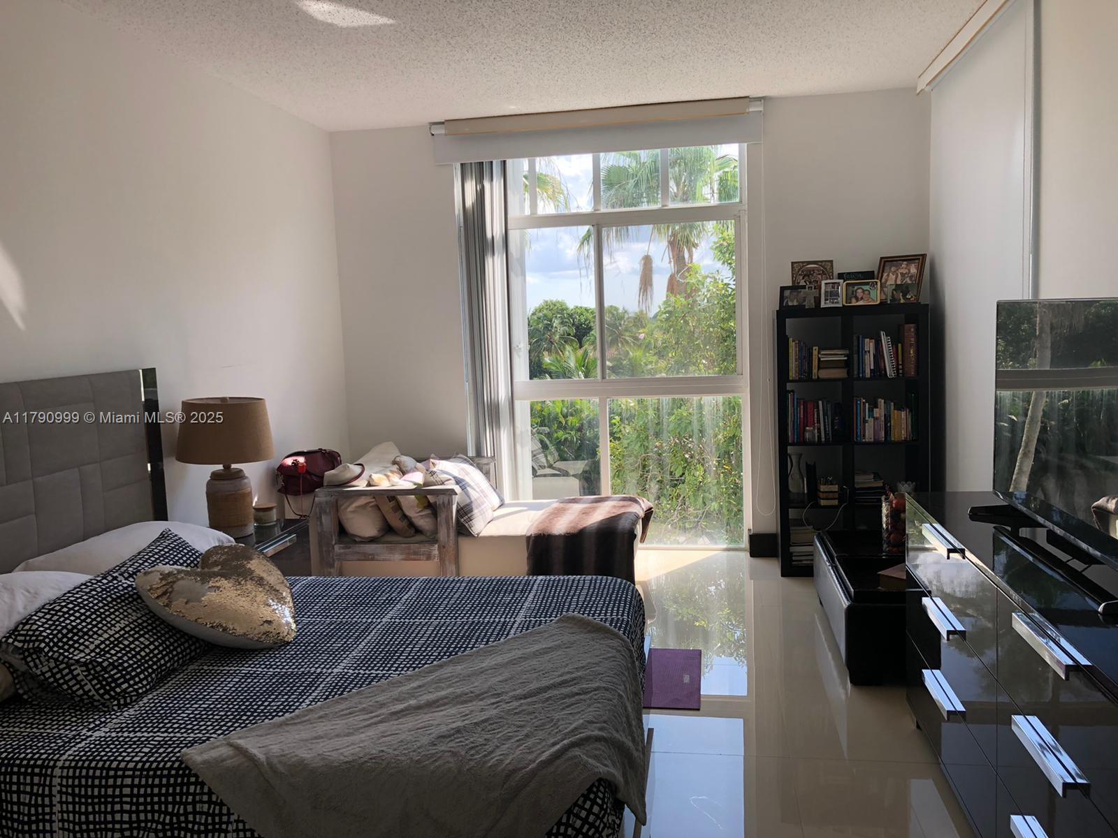 DORAL HOUSE CONDO NO 3 - Residential