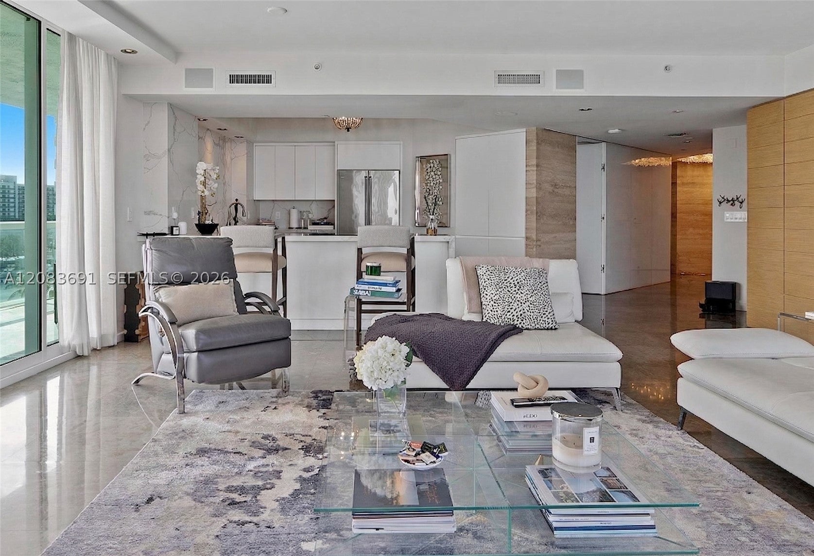 10 Venetian Way 804