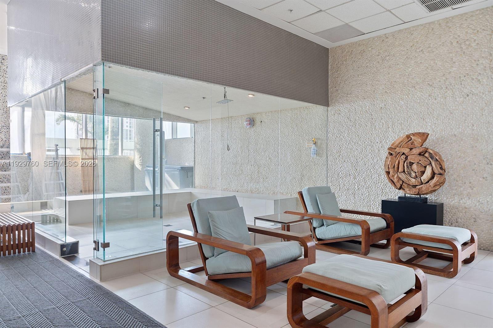 MINT CONDO - Residential