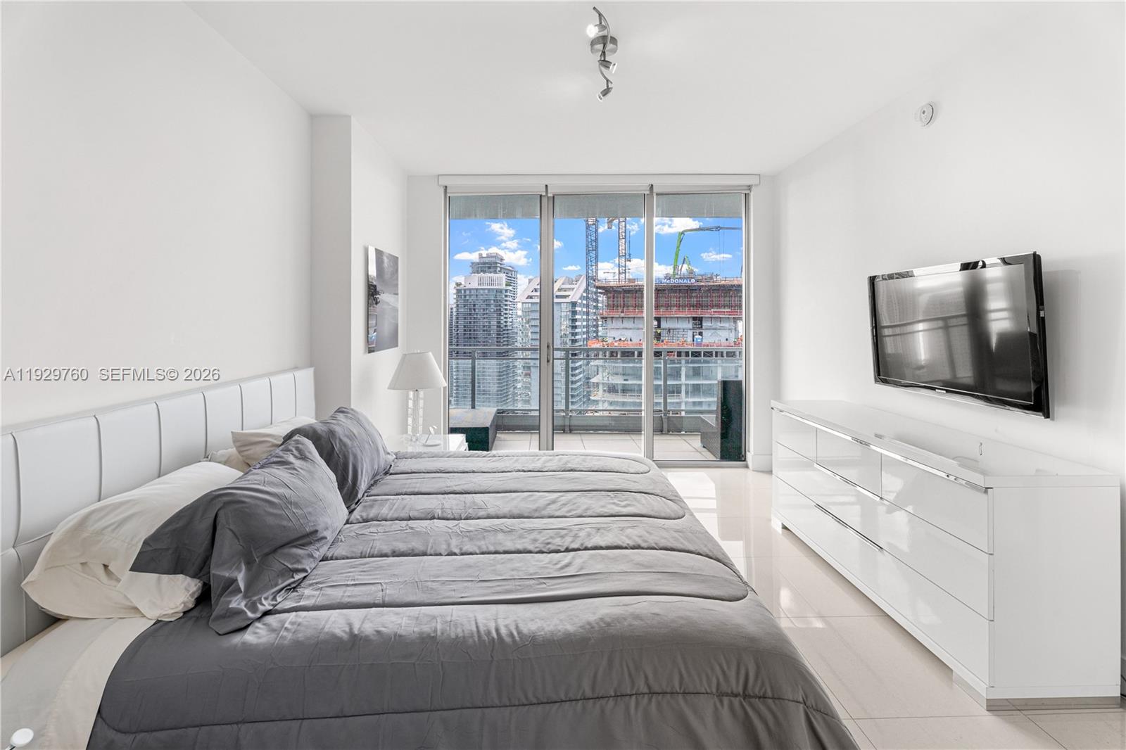 MINT CONDO - Residential