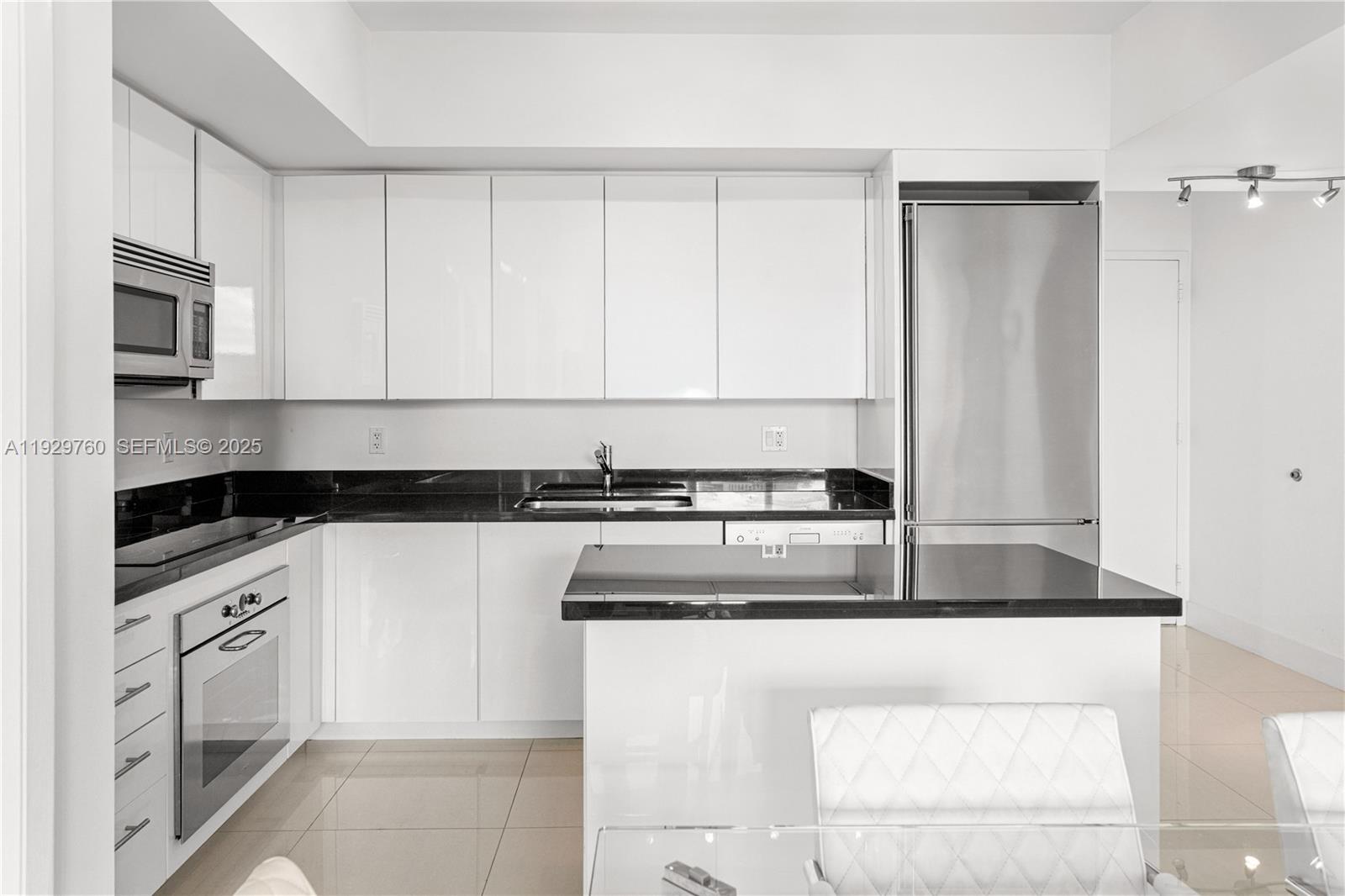 MINT CONDO - Residential