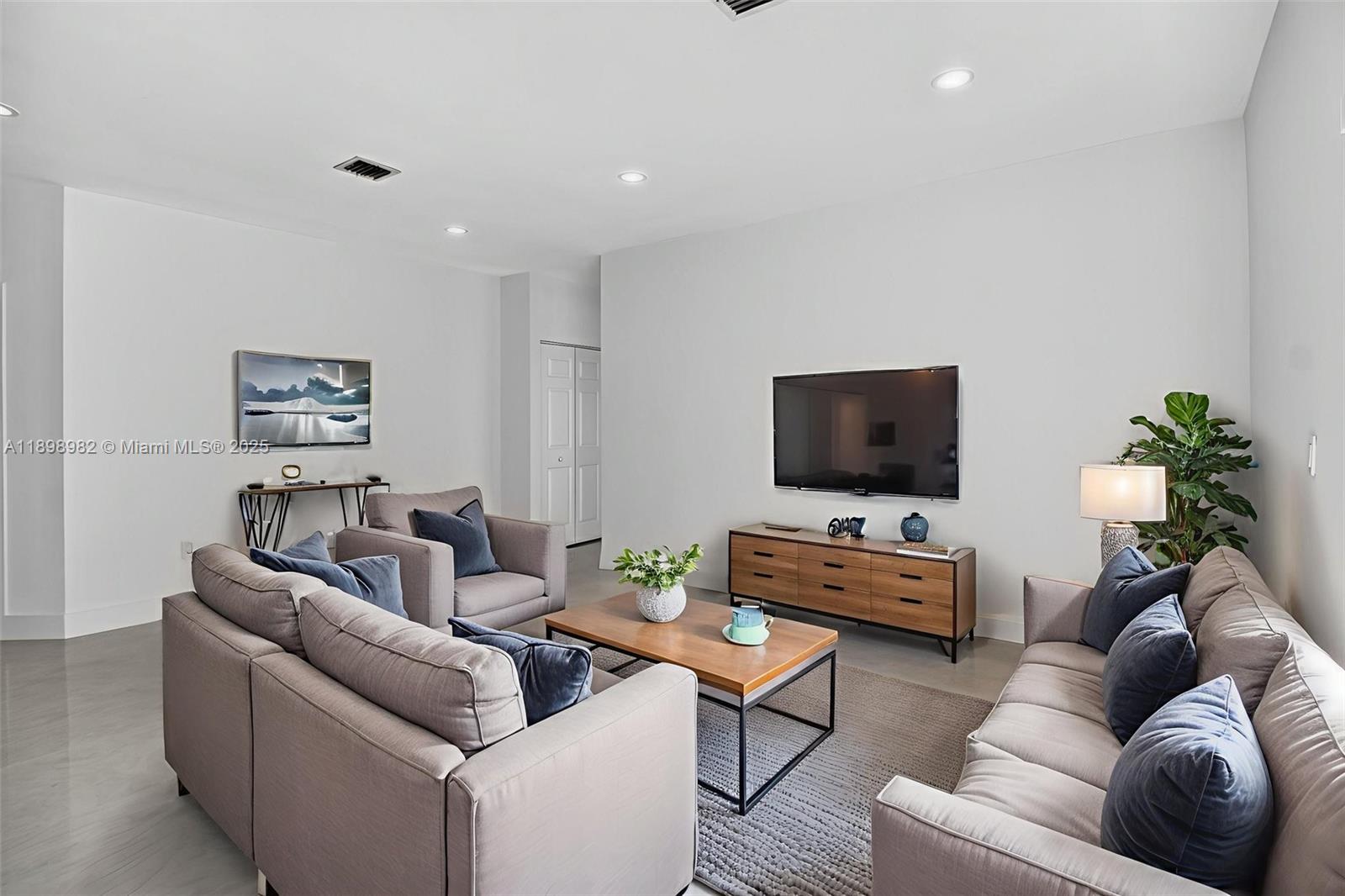 DORAL ISLES CAYMAN - Residential