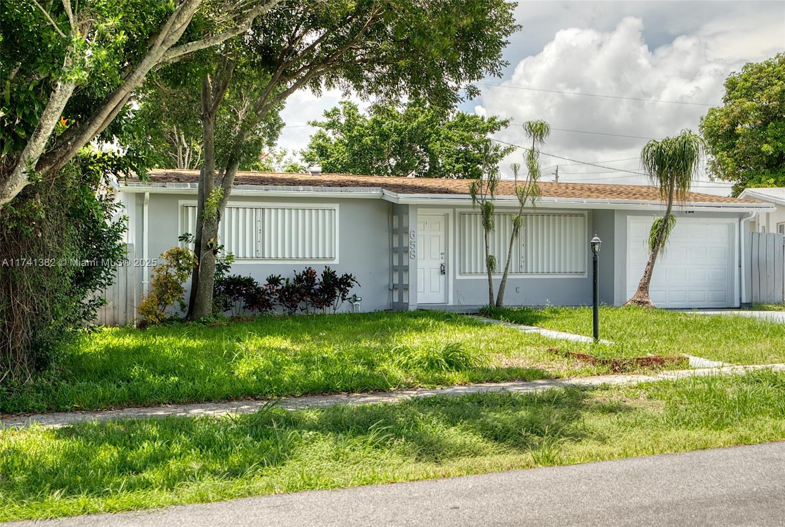 658 SW 1st Ct