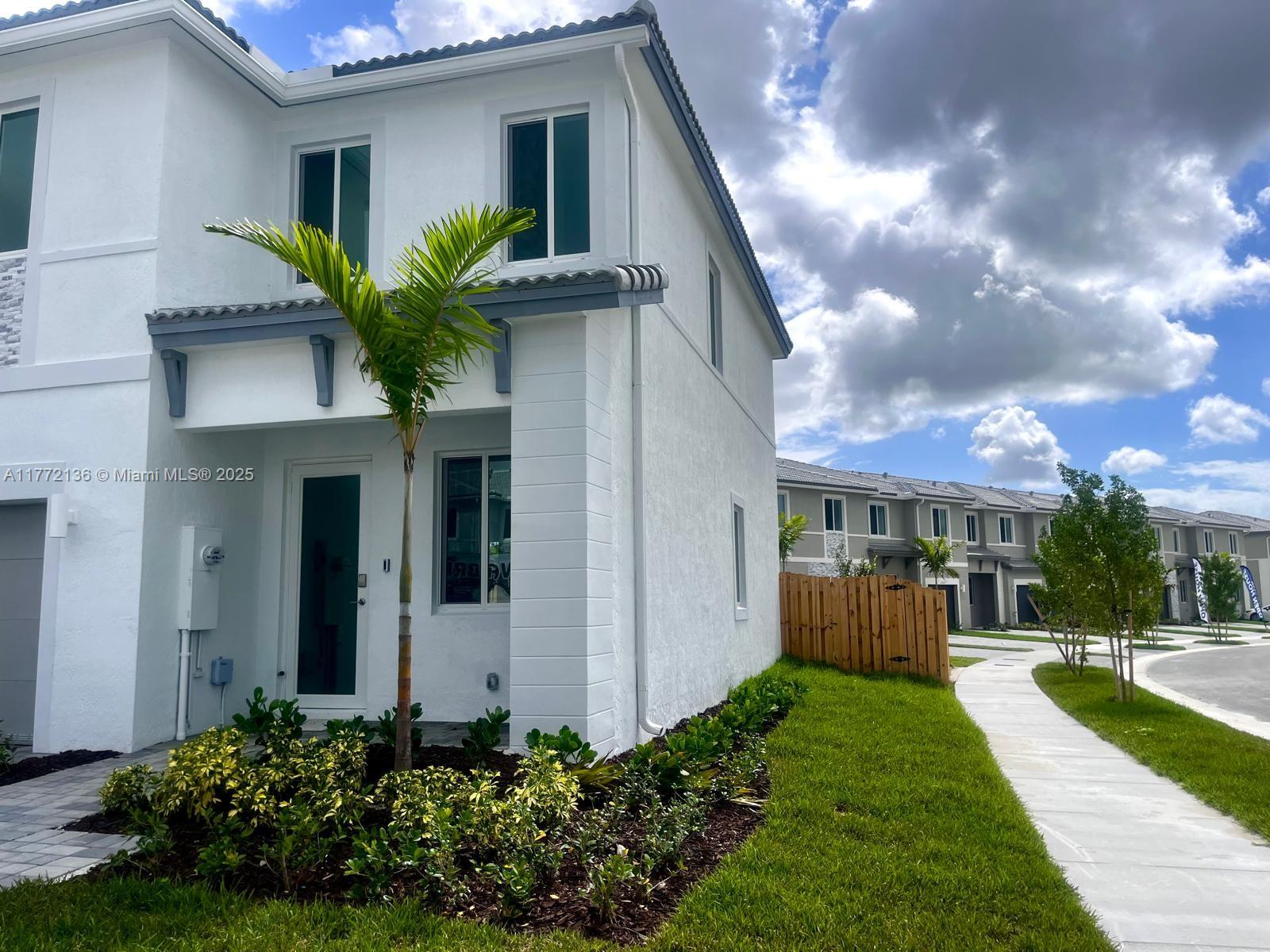 Rental Property at 720 Se 13th St Cir, Homestead, Miami-Dade County, Florida - Bedrooms: 3 
Bathrooms: 4  - $2,900 MO.