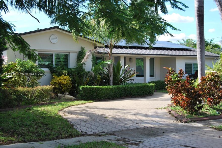 Excellent home with 78 Ft of deep water canal, no fixed bridges, all impact windows, New Metal Roof (2023), New
Dock and Deck (2024), Gas Generator (Generac Guardian 22 Kw) located in Keystone Island #3 on a Cul de Sac,
open floor plan, nice kitchen with breakfast area, large family room. The backyard is set for entertaining with boat
dock, pool deck, yacht shore power (30/50 amp) generator, floating dock for jet skis and even a misting system
for those hot summer days.