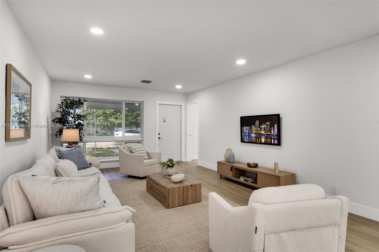 HOLLYWOOD HILLS - Residential Lease