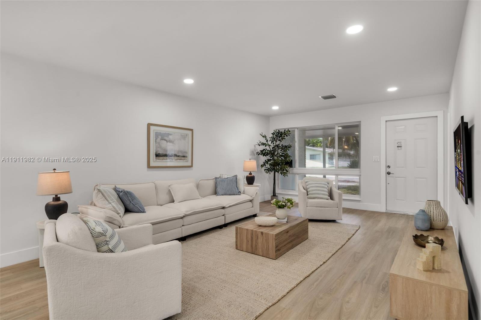 HOLLYWOOD HILLS - Residential Lease